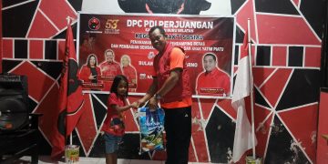 Peringati Bulan Bung Karno, PDI Perjuangan Buru Selatan Berbagi Sembako dan Tanam Pangan untuk Warga