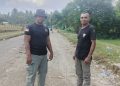 Satpol PP dan petugas Lapangan Perketat Pengawasan Kebersihan Alun-Alun Kantor Bupati Bursel Jelang HUT Kabupaten dan HUT RI