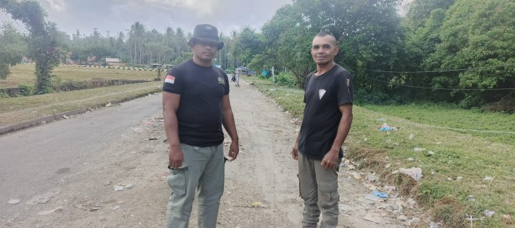 Satpol PP dan petugas Lapangan Perketat Pengawasan Kebersihan Alun-Alun Kantor Bupati Bursel Jelang HUT Kabupaten dan HUT RI