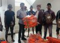 Hadirkan Rasa Aman di Laut, Dishub Bursel Bagikan 100 Life Jacket untuk Operator Speedboat di HUT ke-18 Bursel