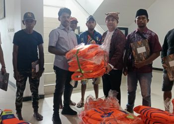 Hadirkan Rasa Aman di Laut, Dishub Bursel Bagikan 100 Life Jacket untuk Operator Speedboat di HUT ke-18 Bursel