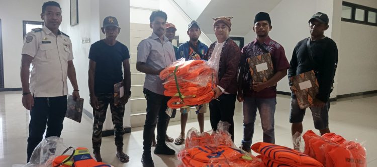 Hadirkan Rasa Aman di Laut, Dishub Bursel Bagikan 100 Life Jacket untuk Operator Speedboat di HUT ke-18 Bursel