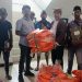 Hadirkan Rasa Aman di Laut, Dishub Bursel Bagikan 100 Life Jacket untuk Operator Speedboat di HUT ke-18 Bursel