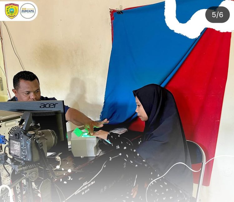 Masyarakat Bursel Puji Kinerja Kadis Dukcapil Imran Rais dan Jajarannya atas Pelayanan yang Semakin Cepat dan Ramah