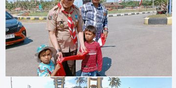 Bupati La Hamidi dan Wakil Bupati Gerson E. Selsily Sapa Warga dan Bagikan Bendera di Pusat Kota Namrole