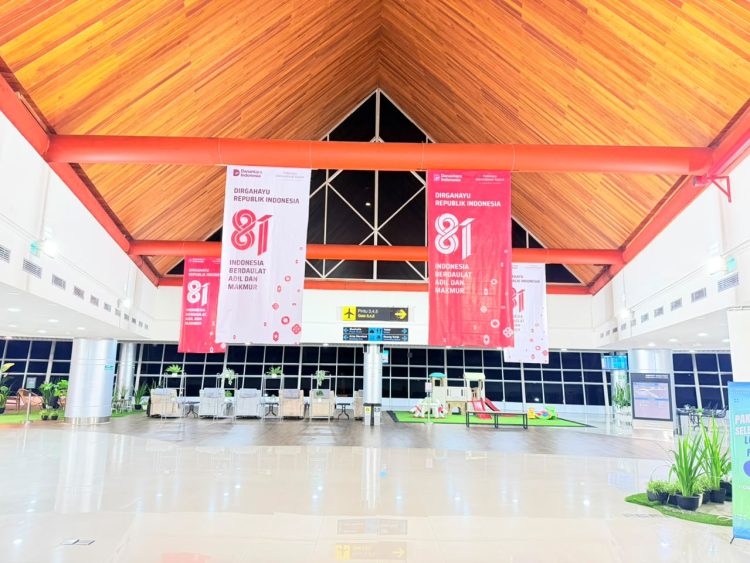 SEMANGAT KEMERDEKAAN: BANDARA PATTIMURA AMBON BERSOLEK MERAH PUTIH SAMBUT HUT RI KE-81