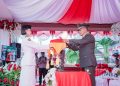 Di Bawah Rintik Hujan, Pangdam XV/Pattimura Pimpin Upacara Penurunan Bendera Merah Putih di Ambon