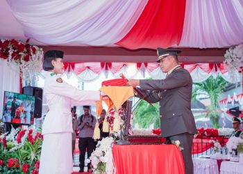 Di Bawah Rintik Hujan, Pangdam XV/Pattimura Pimpin Upacara Penurunan Bendera Merah Putih di Ambon