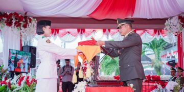 Di Bawah Rintik Hujan, Pangdam XV/Pattimura Pimpin Upacara Penurunan Bendera Merah Putih di Ambon