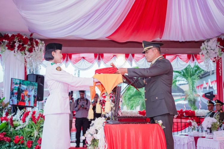 Di Bawah Rintik Hujan, Pangdam XV/Pattimura Pimpin Upacara Penurunan Bendera Merah Putih di Ambon