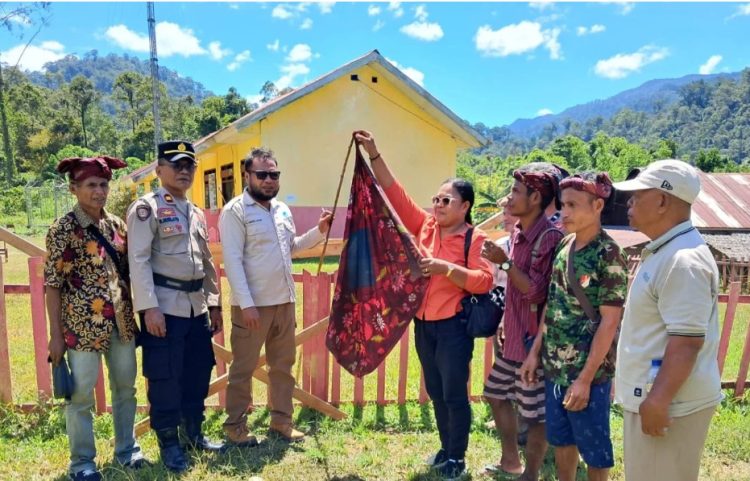 Pemalangan Sekolah SD Walafau Resmi Dibuka oleh Kadis PK dan IPTU Pol. Bernadus Nurlatu Bersama Pejabat Kepala Desa Gerwaen