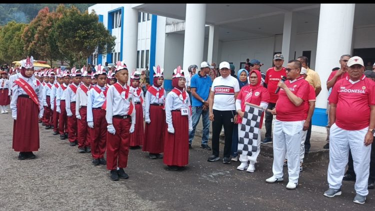 Jelang HUT RI ke-81, Gerak Jalan Pelajar SD di Namrole Semarak, Bupati La Hamidi Turun Langsung Lepas Peserta
