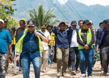 Bupati  La Hamidi dan Wabup Bursel Gerson Tinjau Peningkatan Jalan Air Ternate–Biloro