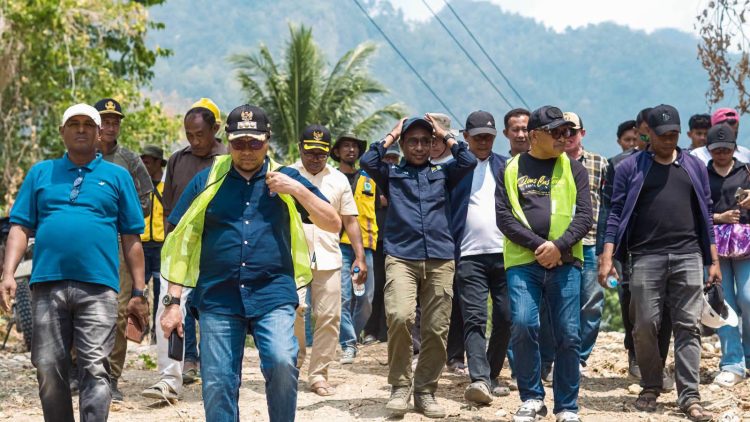 Bupati  La Hamidi dan Wabup Bursel Gerson Tinjau Peningkatan Jalan Air Ternate–Biloro
