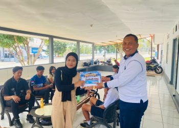Kodaeral IX Serahkan Hadiah Lomba Foto Unik HUT ke-81 TNI