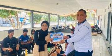 Kodaeral IX Serahkan Hadiah Lomba Foto Unik HUT ke-81 TNI