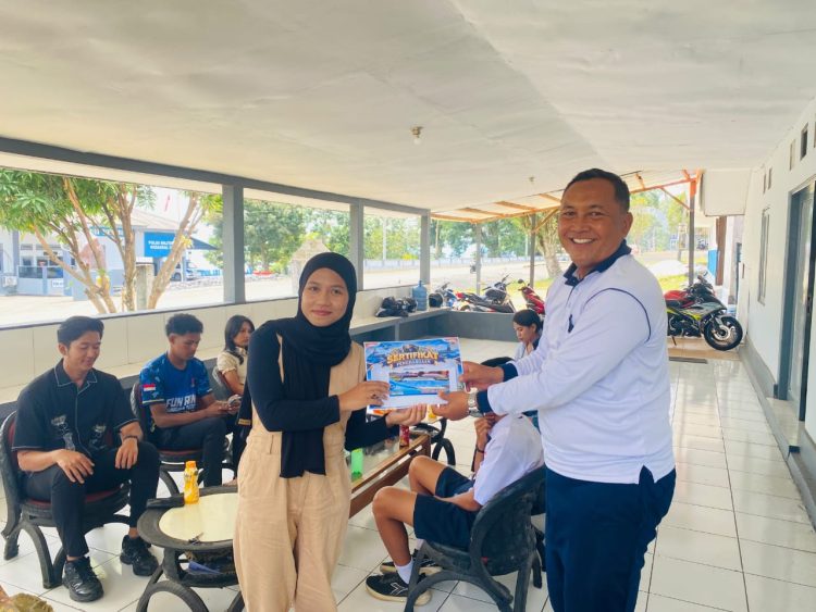 Kodaeral IX Serahkan Hadiah Lomba Foto Unik HUT ke-81 TNI
