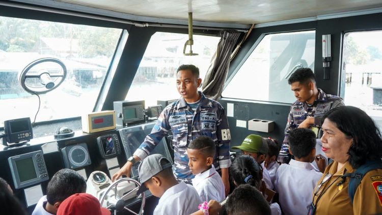Kodaeral IX Kenalkan Dunia Kemaritiman kepada Siswa SD Negeri 61 Ambon, Ajak Naik Kapal Perang dan Bunker