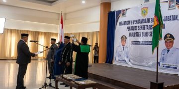 Prof. Ali Awan Resmi Dilantik sebagai Pj Sekda Buru Selatan, Bupati La Hamidi Ambil Sumpah Jabatan ‎