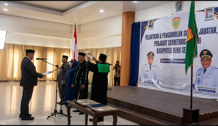 Prof. Ali Awan Resmi Dilantik sebagai Pj Sekda Buru Selatan, Bupati La Hamidi Ambil Sumpah Jabatan ‎