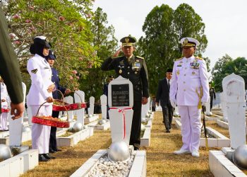 Peringati HUT ke-81 TNI, Wadan Kodaeral IX Pimpin Ziarah di TMP Kapahaha Tantui