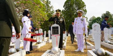 Peringati HUT ke-81 TNI, Wadan Kodaeral IX Pimpin Ziarah di TMP Kapahaha Tantui