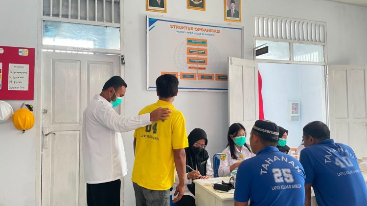 Proteksi Kesehatan Warga Binaan, Lapas Namlea Bersama Puskesmas Sawa Gelar CKG dan Skrining Penyakit Menular