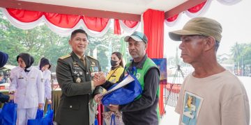 Sentuh Hati Warga, HUT ke-81 TNI di Maluku Diwarnai Makan Siang Bersama dan Pembagian 500 Sembako