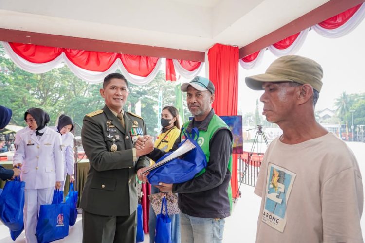 Sentuh Hati Warga, HUT ke-81 TNI di Maluku Diwarnai Makan Siang Bersama dan Pembagian 500 Sembako