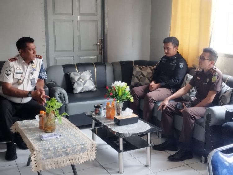 Perkuat Koordinasi Pelayanan Tahanan, Kalapas Namlea Kedatangan Kasi Pidum Kejari Buru