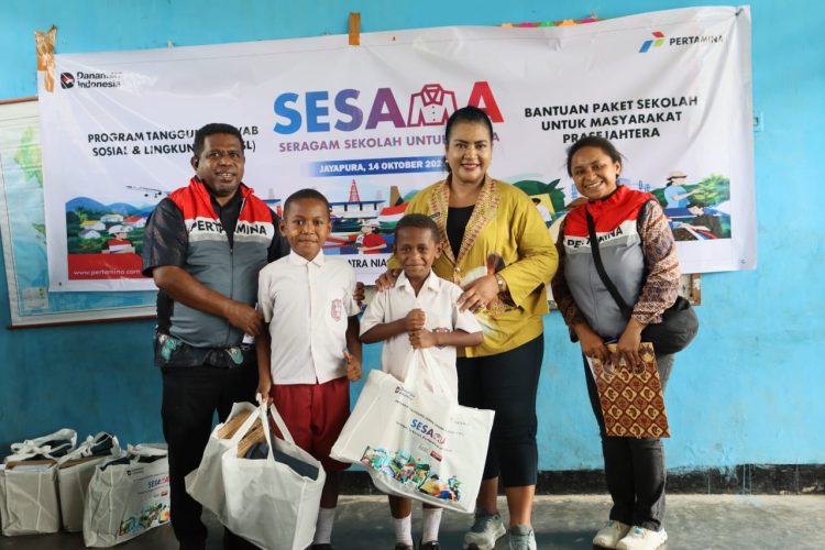 Perluas Manfaat Program SESAMA, Pertamina Kembali Salurkan Perlengkapan Sekolah Bagi Ratusan Murid di Sentani