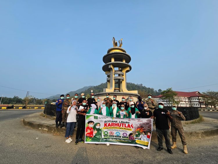PMI dan Fatayat NU Buru Selatan Tunjukkan Kepedulian, Bagikan Masker dan Vitamin di Tengah Kabut Asap