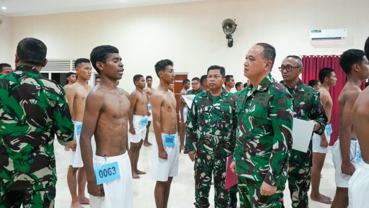 Komandan Kodaeral IX Pimpin Pantukhirda, 96 Calon Prajurit TNI AL Lanjut Seleksi Pusat