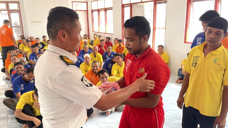 Peduli Hak Warga Binaan, Lapas Namlea Bagikan Paket Kebersihan Warga Binaan