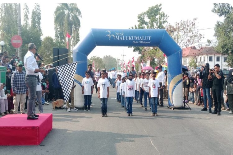 Bupati Buru Ikram Umasugi Lepas 105 Peserta Gerak Jalan Indah HUT ke-27