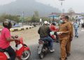 Cegah Dampak Kabut Asap, Bupati La Hamidi Pimpin Pembagian Ribuan Masker Gratis dan Brosur Edukasi di Buru Selatan