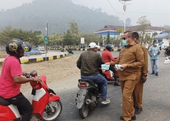Cegah Dampak Kabut Asap, Bupati La Hamidi Pimpin Pembagian Ribuan Masker Gratis dan Brosur Edukasi di Buru Selatan