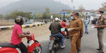 Cegah Dampak Kabut Asap, Bupati La Hamidi Pimpin Pembagian Ribuan Masker Gratis dan Brosur Edukasi di Buru Selatan