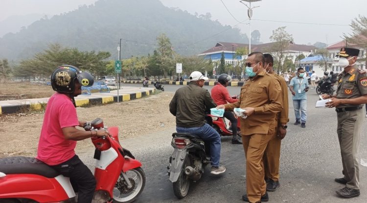 Cegah Dampak Kabut Asap, Bupati La Hamidi Pimpin Pembagian Ribuan Masker Gratis dan Brosur Edukasi di Buru Selatan